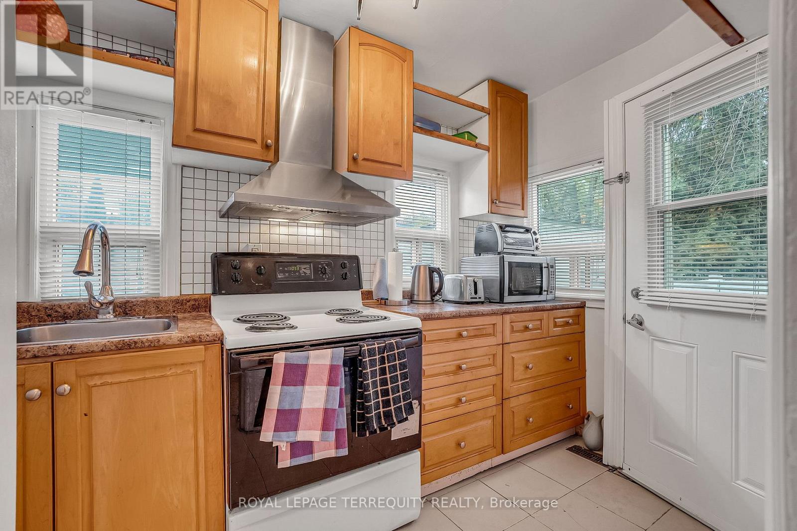 59 Abbott Avenue, Toronto, Ontario  M6P 1H3 - Photo 17 - W12476161