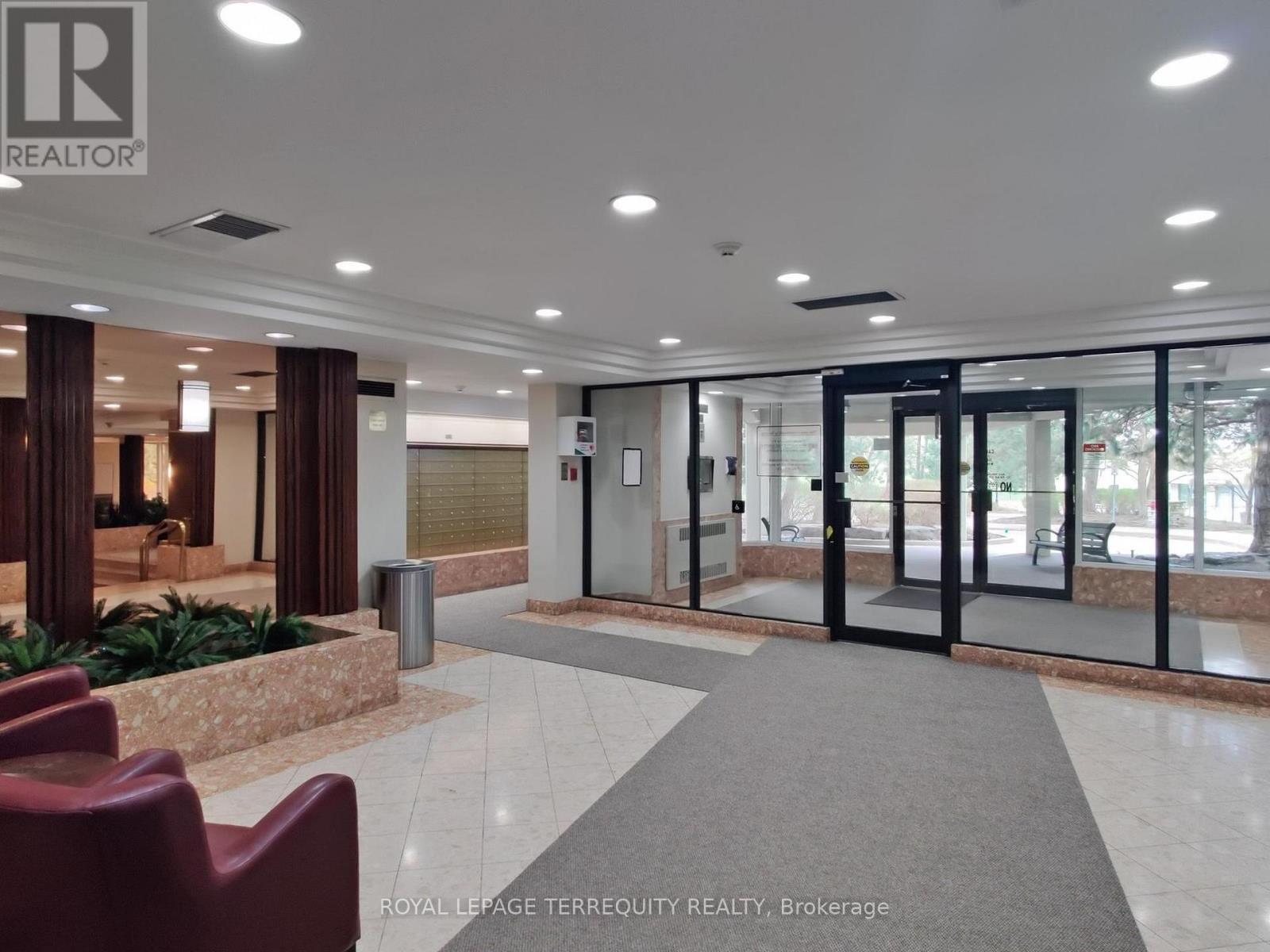 1709 - 24 Hanover Road, Brampton, Ontario  L6S 5K8 - Photo 2 - W12504122