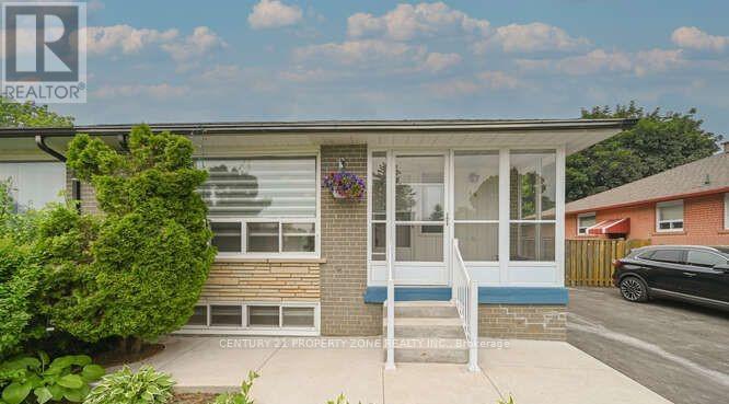 68 Avondale Boulevard, Brampton, Ontario  L6T 1H4 - Photo 2 - W12504164