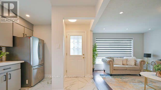 68 Avondale Boulevard, Brampton, Ontario  L6T 1H4 - Photo 4 - W12504164