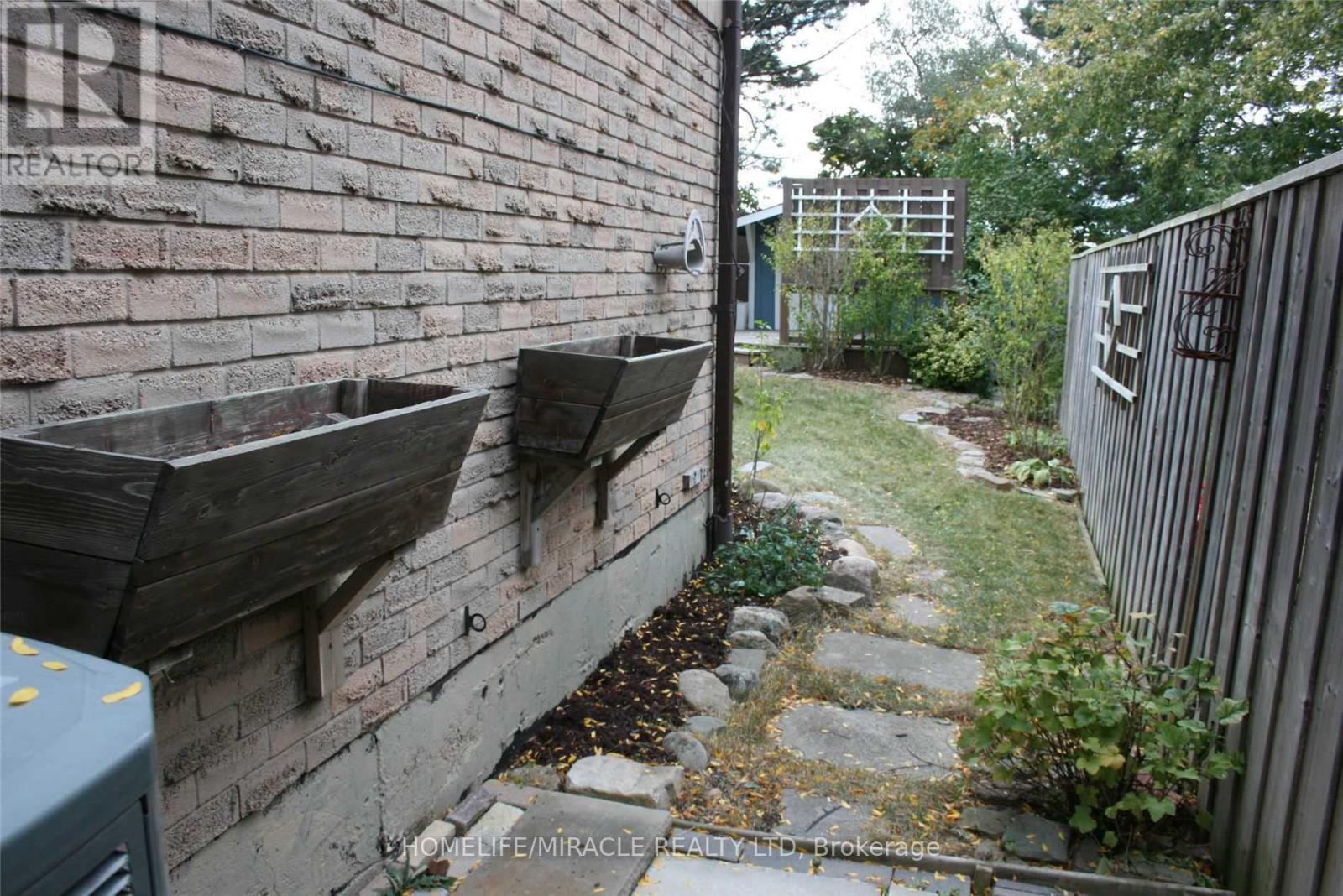 2500 Cobbinshaw Circle, Mississauga, Ontario  L5N 2G3 - Photo 18 - W12504170