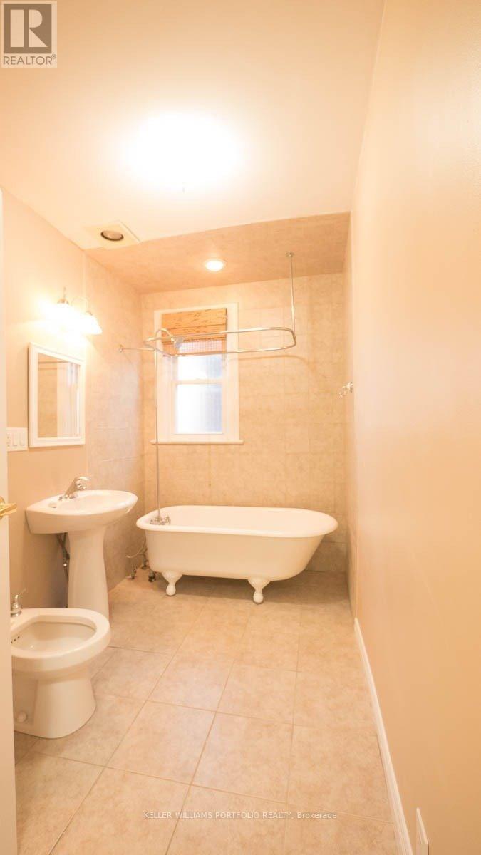 Unit 2 (2nd Fl) - 821 Gladstone Avenue, Toronto, Ontario  M6H 3J7 - Photo 8 - W12504208