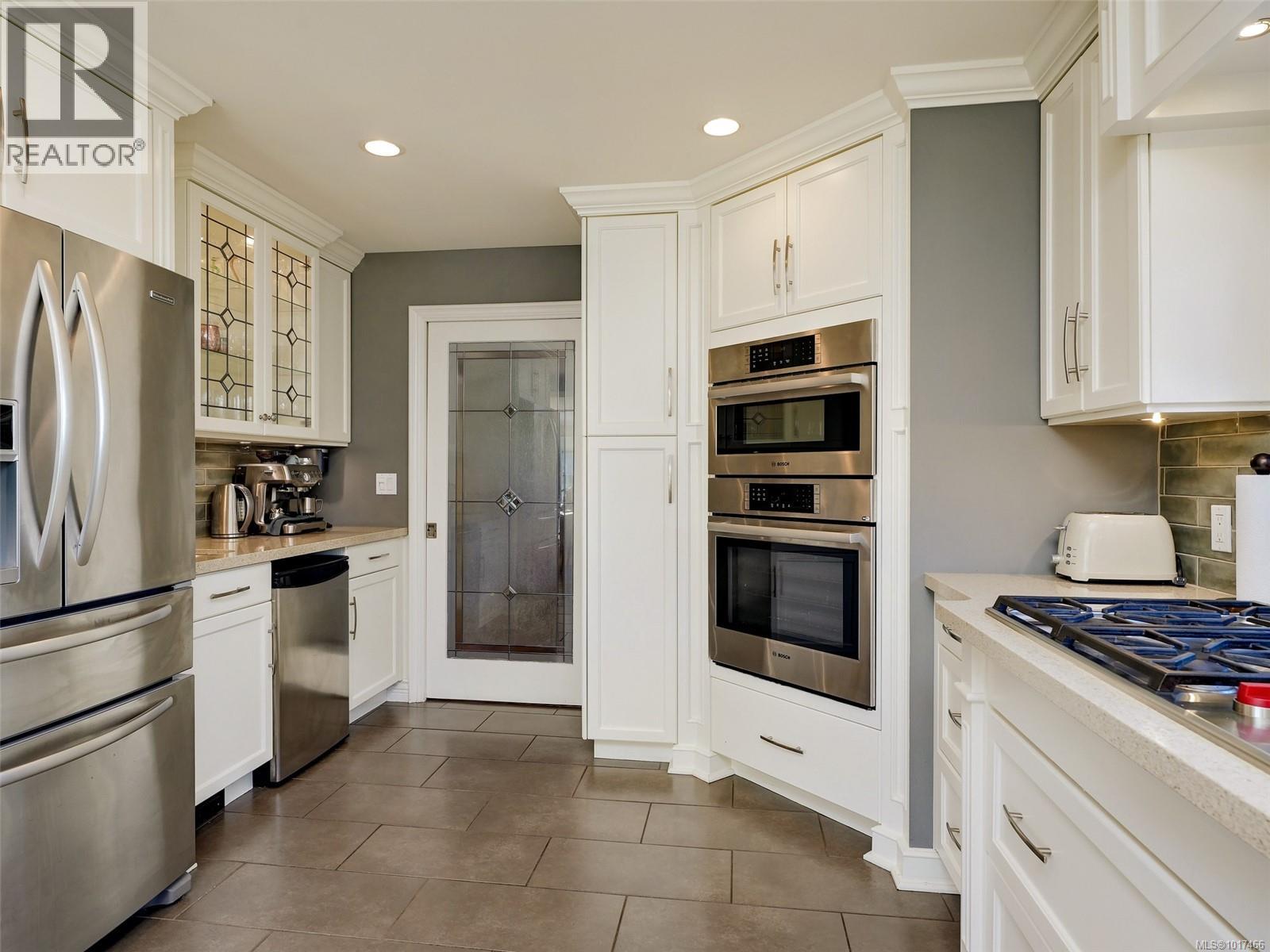 3381 Woodburn Ave, Oak Bay, British Columbia  V8P 5B8 - Photo 12 - 1017466