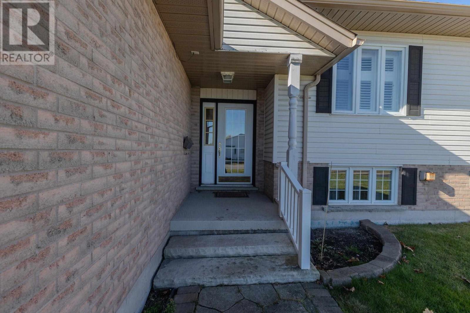 933 Lake St, Sault Ste. Marie, Ontario  P6B 6K4 - Photo 3 - SM253143