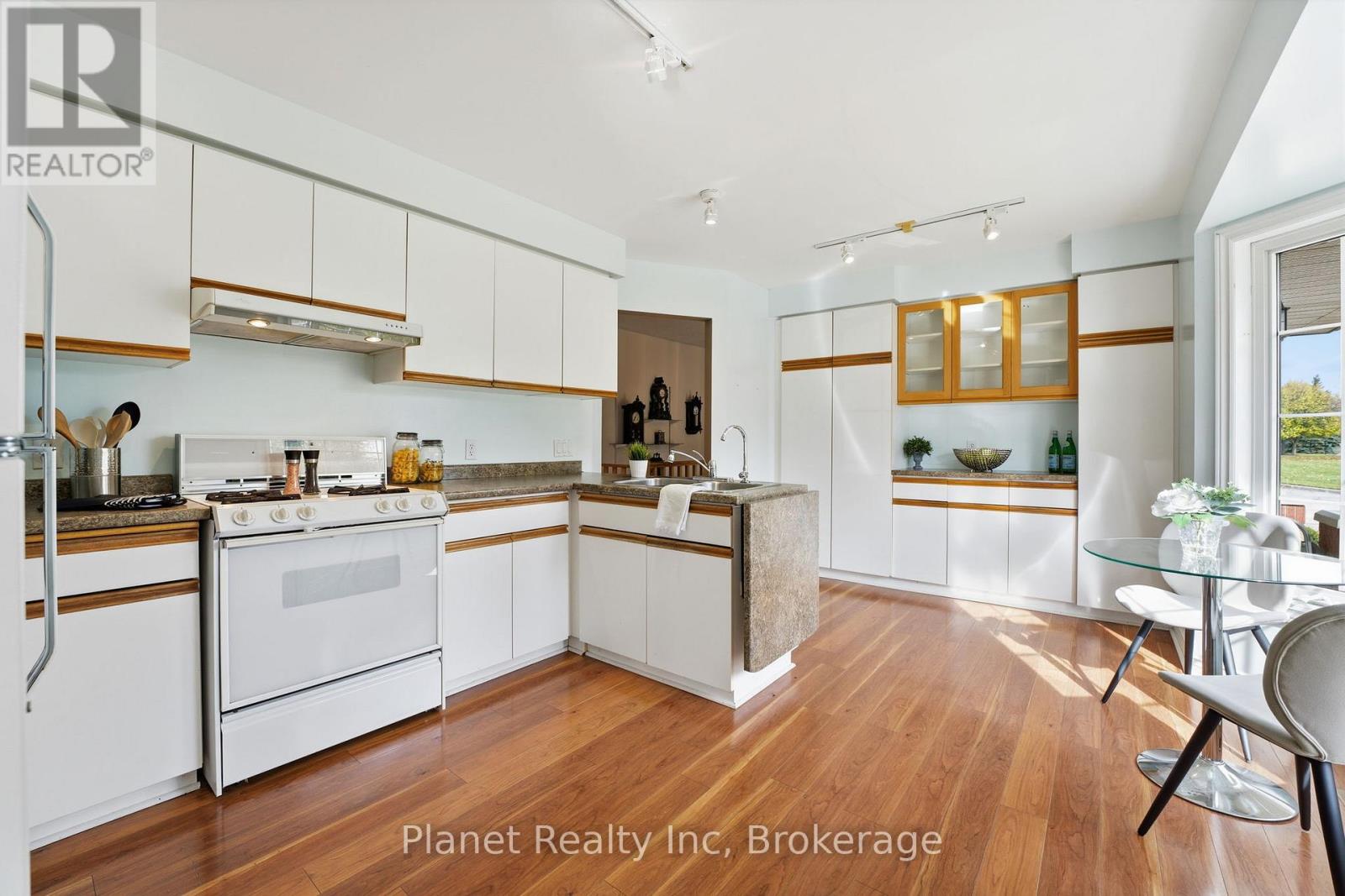 27 Village Green Drive, Guelph, Ontario  N1G 4X7 - Photo 7 - X12504372