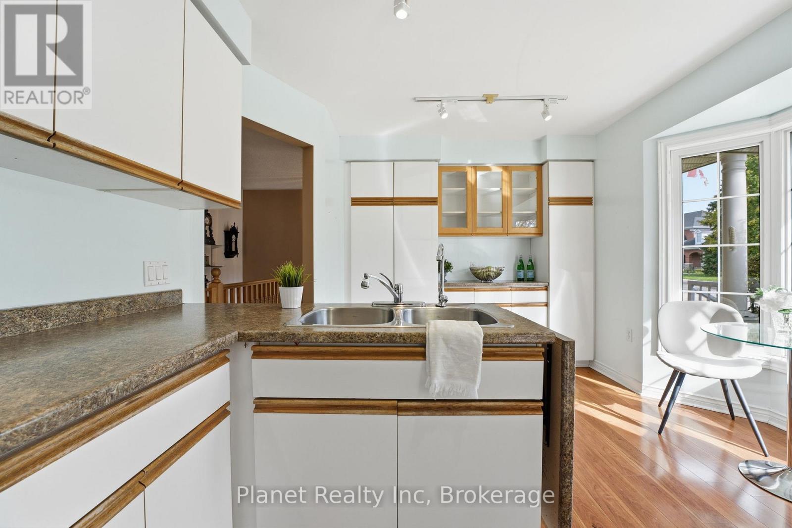 27 Village Green Drive, Guelph, Ontario  N1G 4X7 - Photo 9 - X12504372