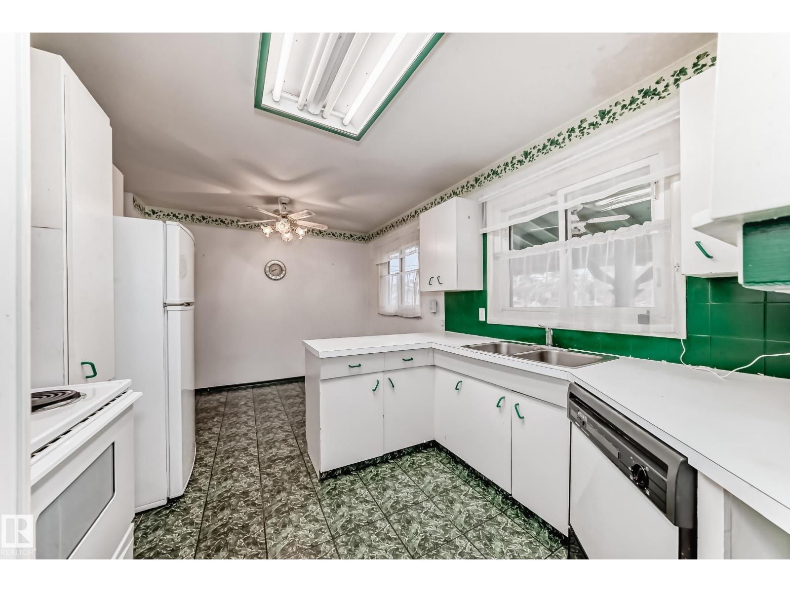 10329 132 Av Nw Nw, Edmonton, Alberta  T5E 0Y8 - Photo 3 - E4464565