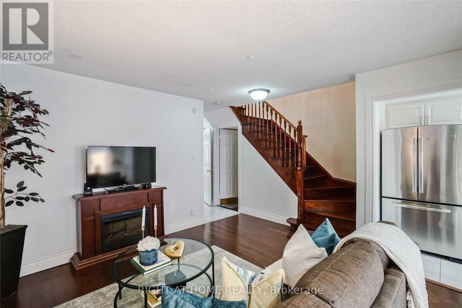 7438 Magistrate Terrace, Mississauga, Ontario  L5W 1L2 - Photo 3 - W12500278