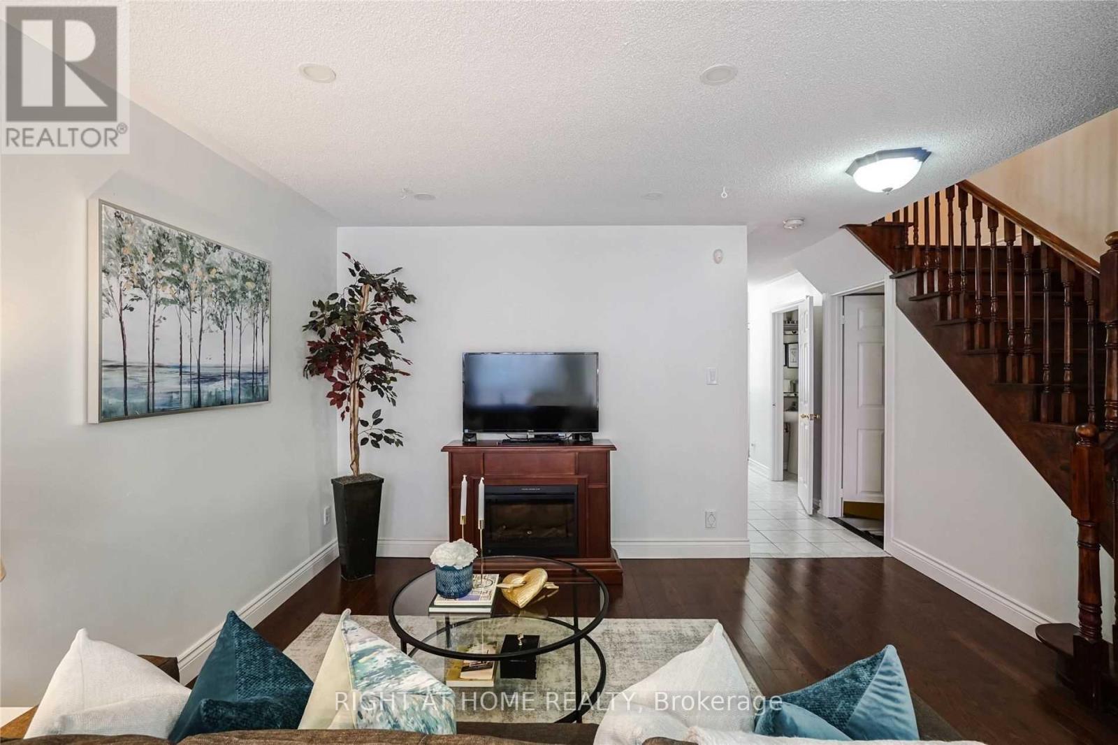 7438 Magistrate Terrace, Mississauga, Ontario  L5W 1L2 - Photo 2 - W12500278