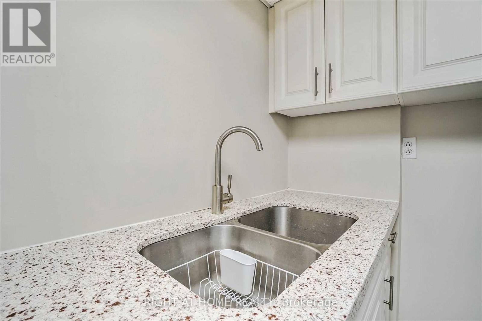 7438 Magistrate Terrace, Mississauga, Ontario  L5W 1L2 - Photo 18 - W12500278