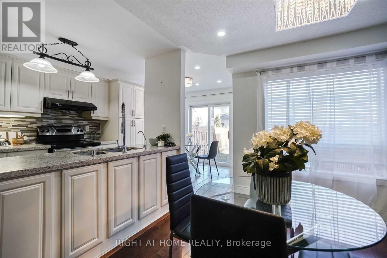 7438 Magistrate Terrace, Mississauga, Ontario  L5W 1L2 - Photo 8 - W12500278