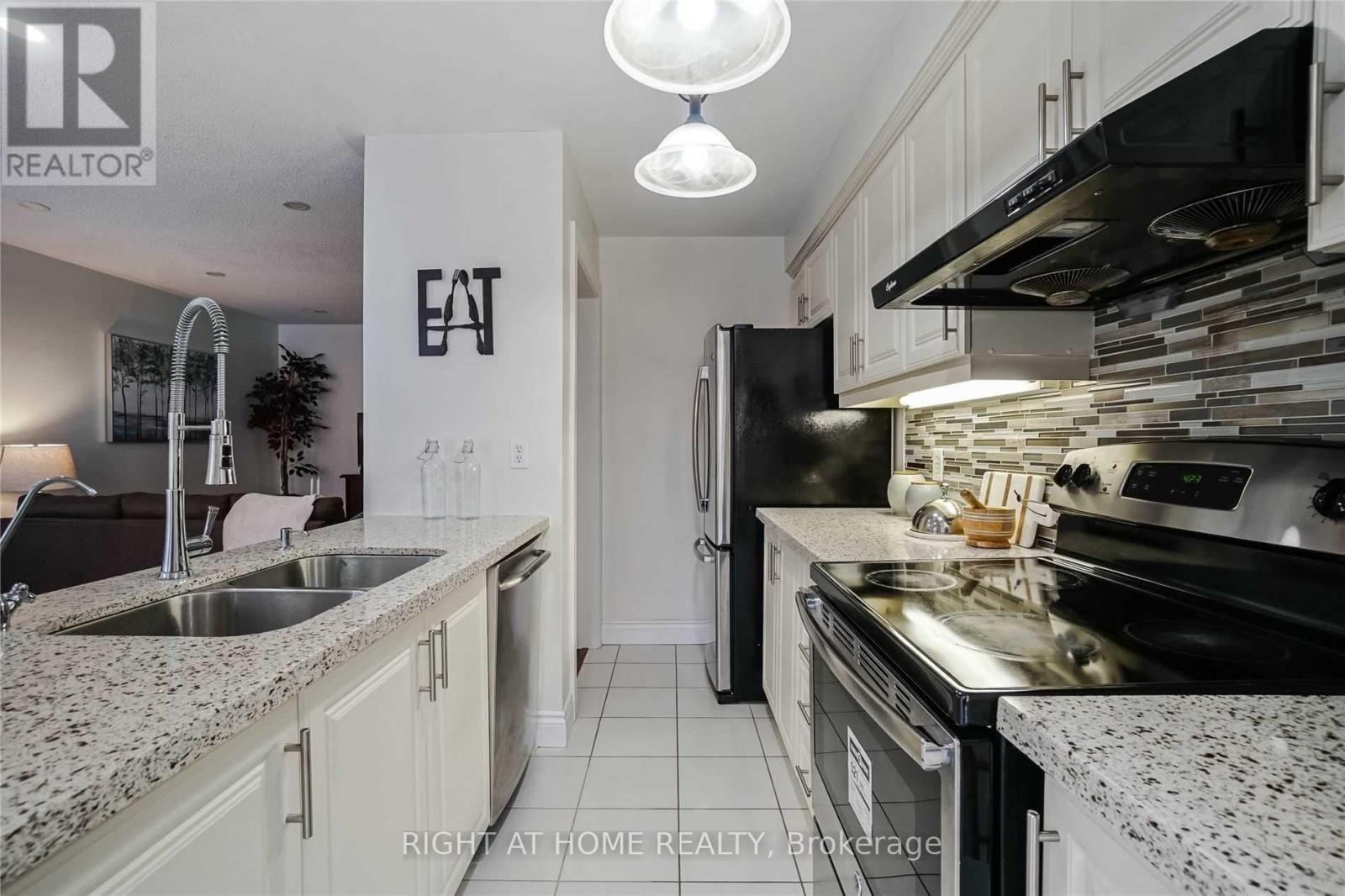 7438 Magistrate Terrace, Mississauga, Ontario  L5W 1L2 - Photo 7 - W12500278