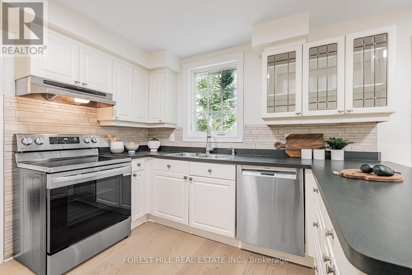 37 Abbeywood Trail, Toronto, Ontario  M3B 3B4 - Photo 9 - C12504336