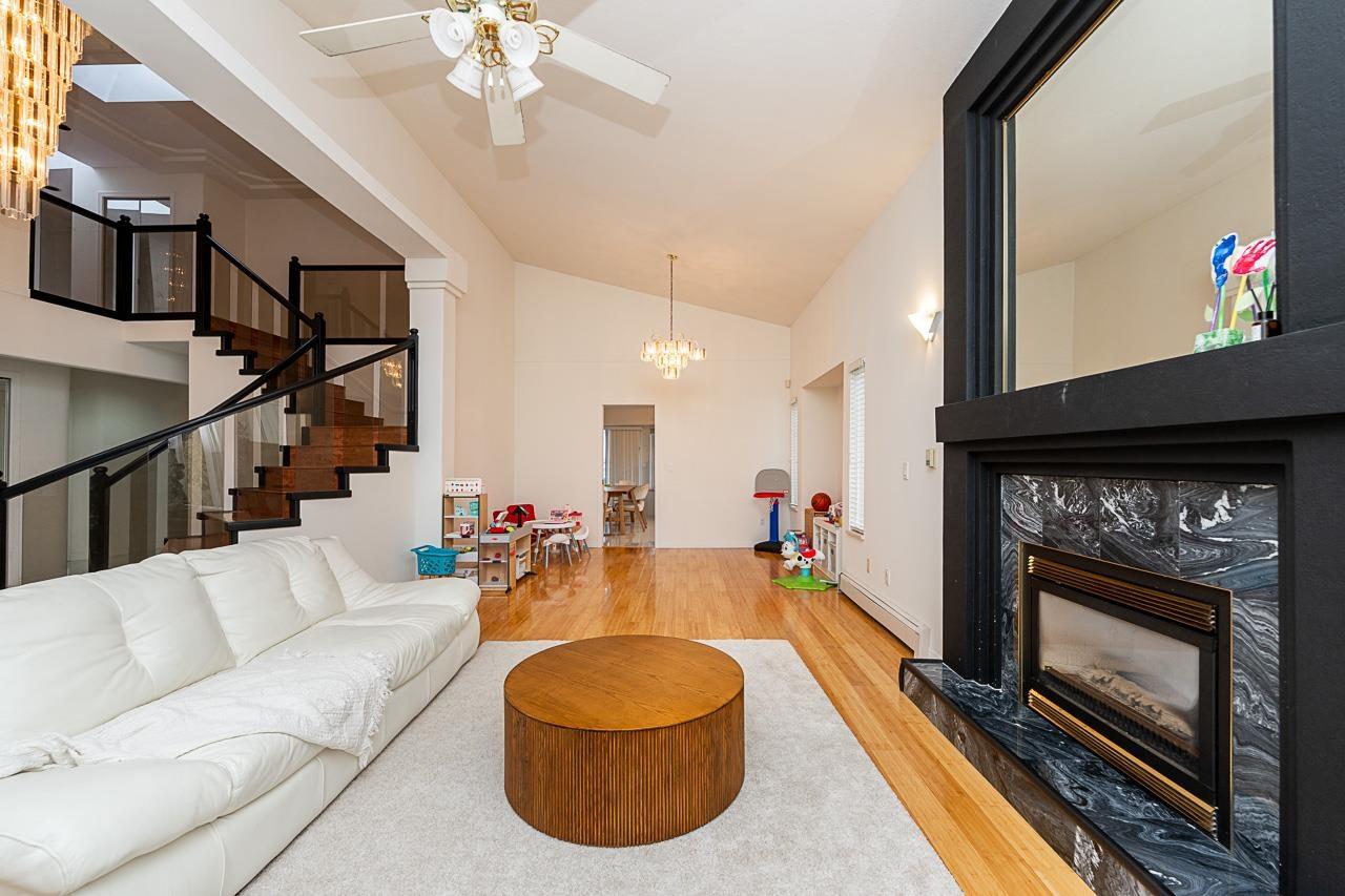 10132 156th Street, Surrey, British Columbia  V3R 4L5 - Photo 4 - R3064090