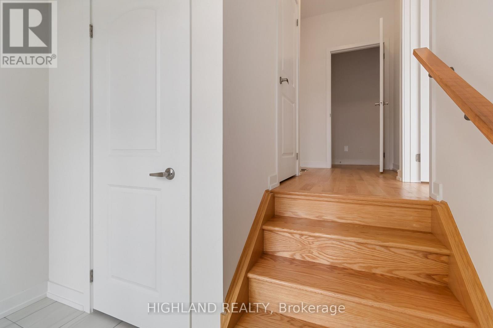 2 - 1220 Dartmouth Crescent, Oakville, Ontario  L6H 8C1 - Photo 4 - W12501064