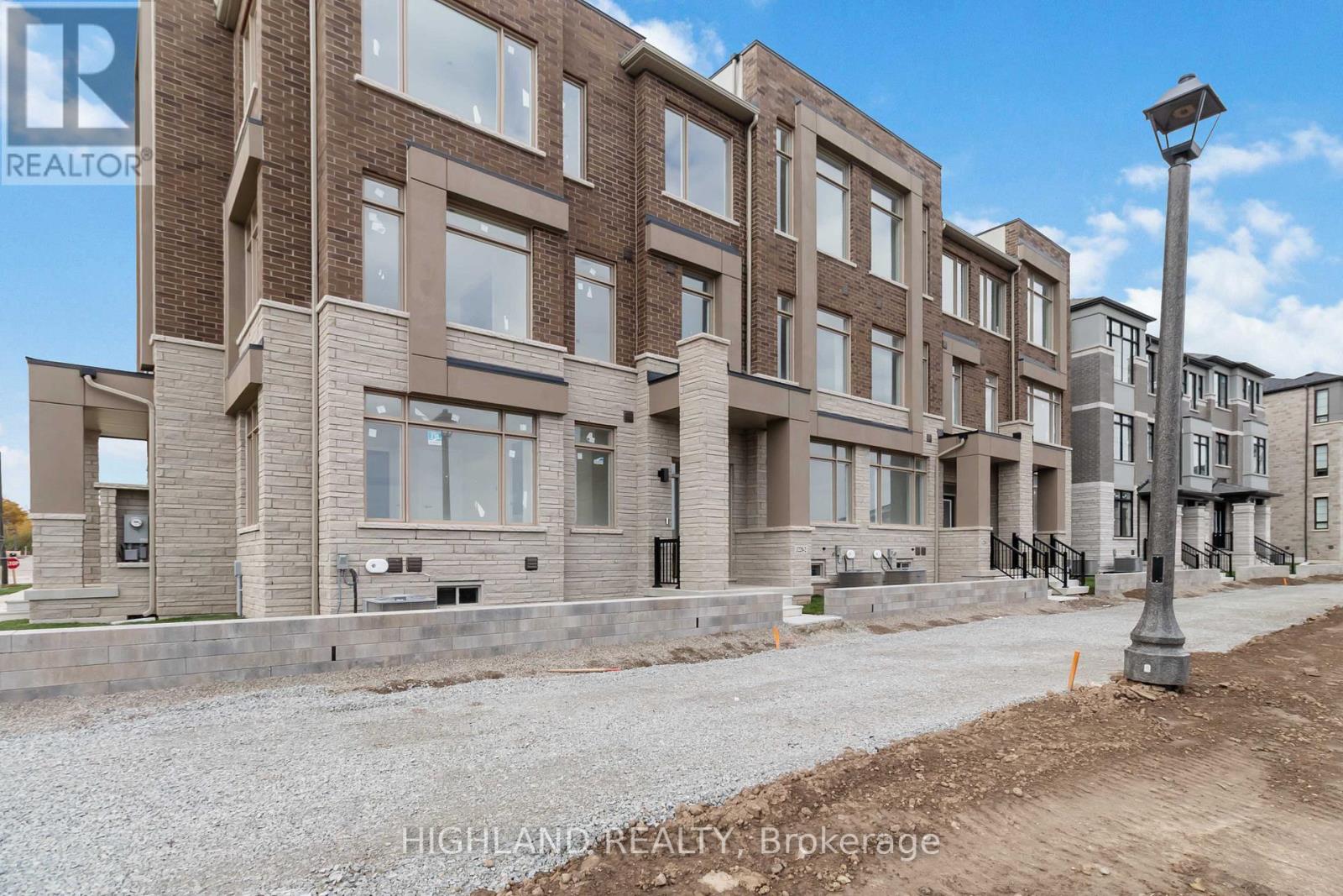 2 - 1220 Dartmouth Crescent, Oakville, Ontario  L6H 8C1 - Photo 2 - W12501064