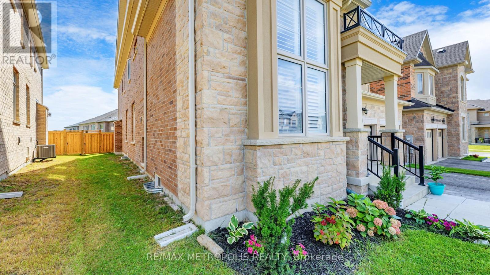 126 Silk Twist Drive, East Gwillimbury, Ontario  L9N 0W1 - Photo 4 - N12504222