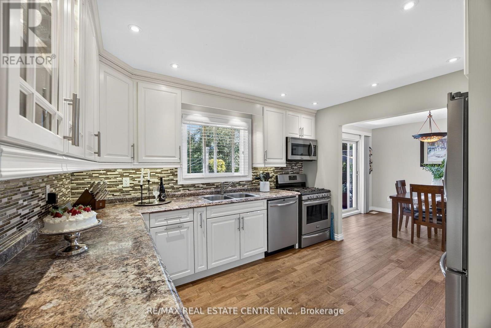 3047 Sandy Cove Drive, Innisfil, Ontario  L9S 2K1 - Photo 8 - N12504428