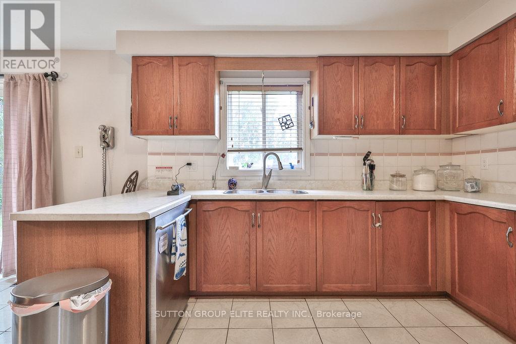 5163 Sunrise Court, Mississauga, Ontario  L5R 2T6 - Photo 10 - W12504360