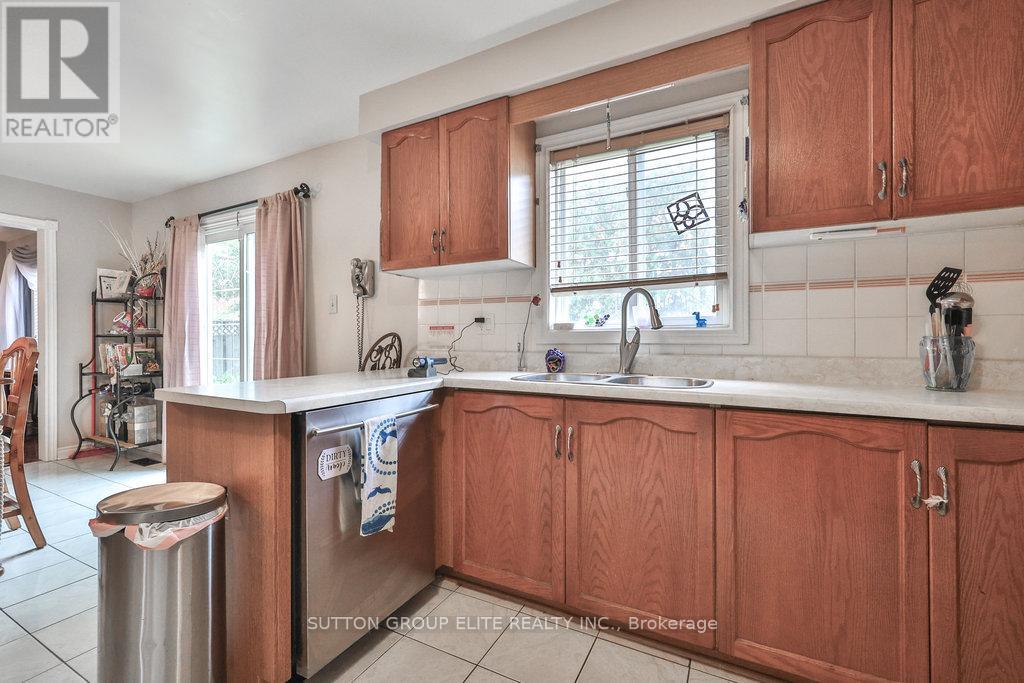 5163 Sunrise Court, Mississauga, Ontario  L5R 2T6 - Photo 11 - W12504360