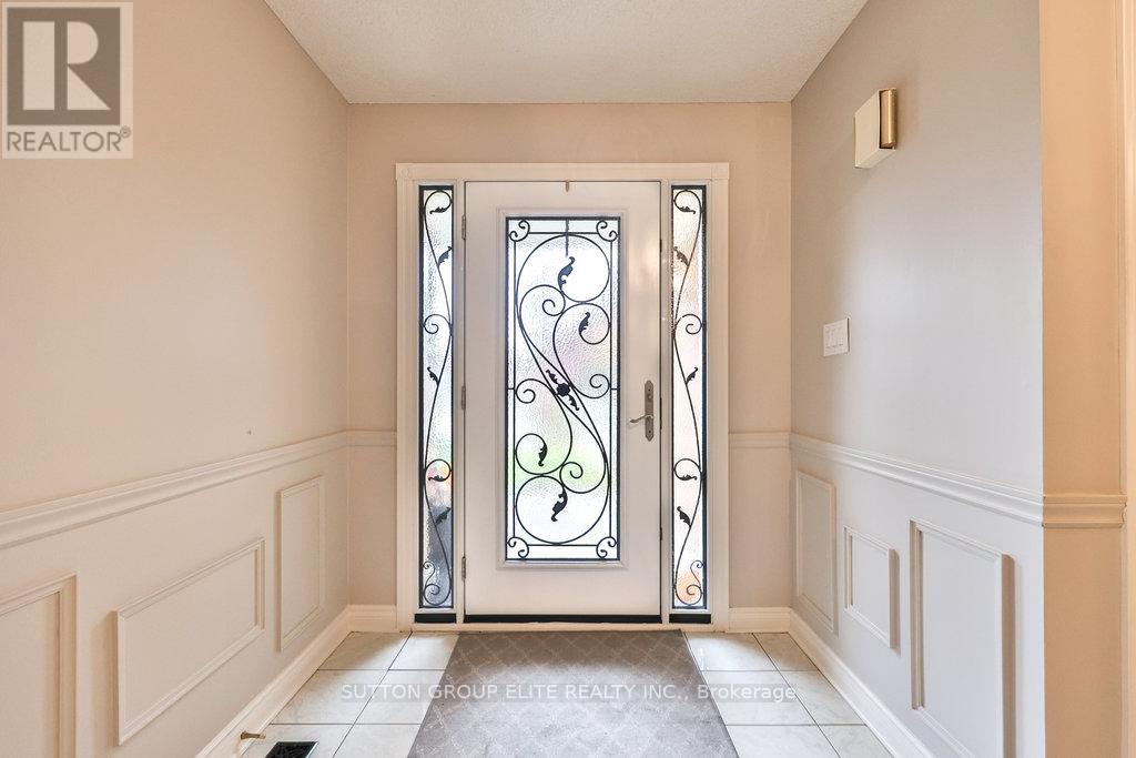 5163 Sunrise Court, Mississauga, Ontario  L5R 2T6 - Photo 3 - W12504360