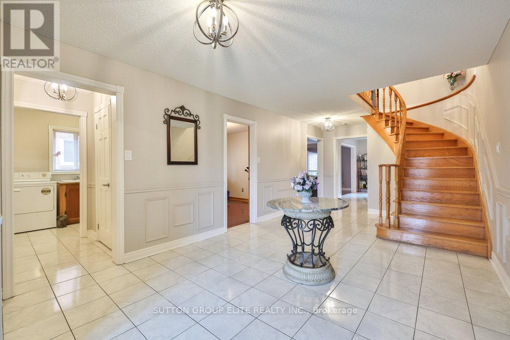 5163 Sunrise Court, Mississauga, Ontario  L5R 2T6 - Photo 4 - W12504360