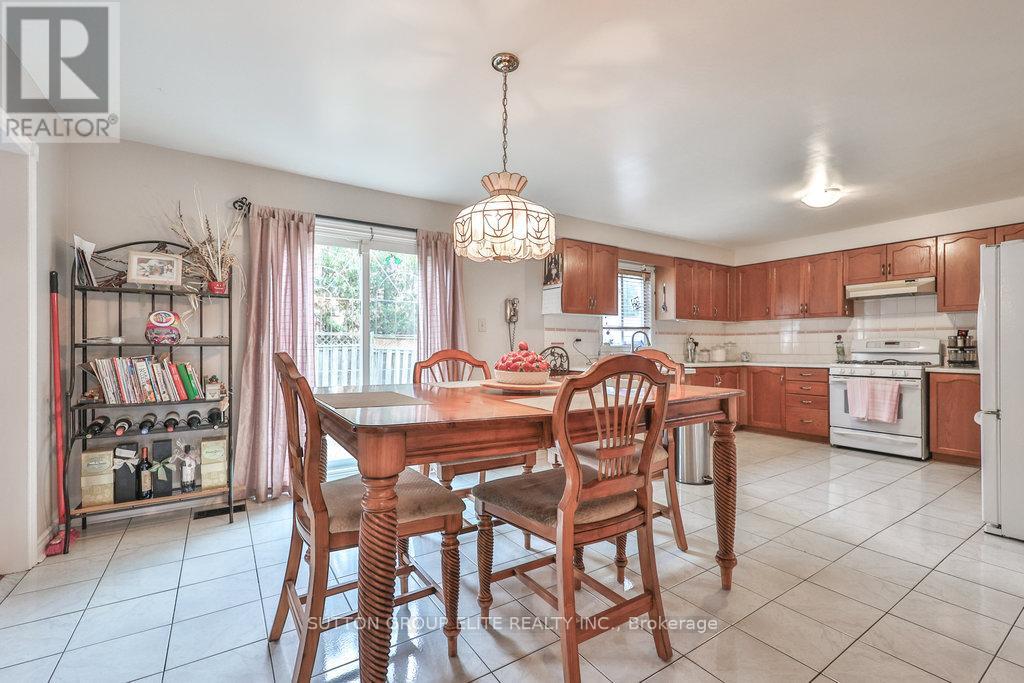 5163 Sunrise Court, Mississauga, Ontario  L5R 2T6 - Photo 6 - W12504360