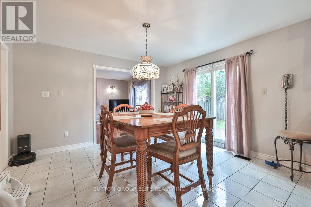 5163 Sunrise Court, Mississauga, Ontario  L5R 2T6 - Photo 7 - W12504360