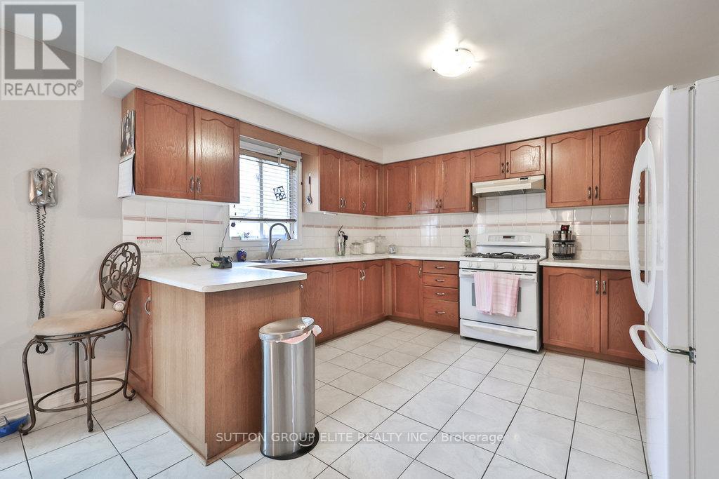 5163 Sunrise Court, Mississauga, Ontario  L5R 2T6 - Photo 9 - W12504360