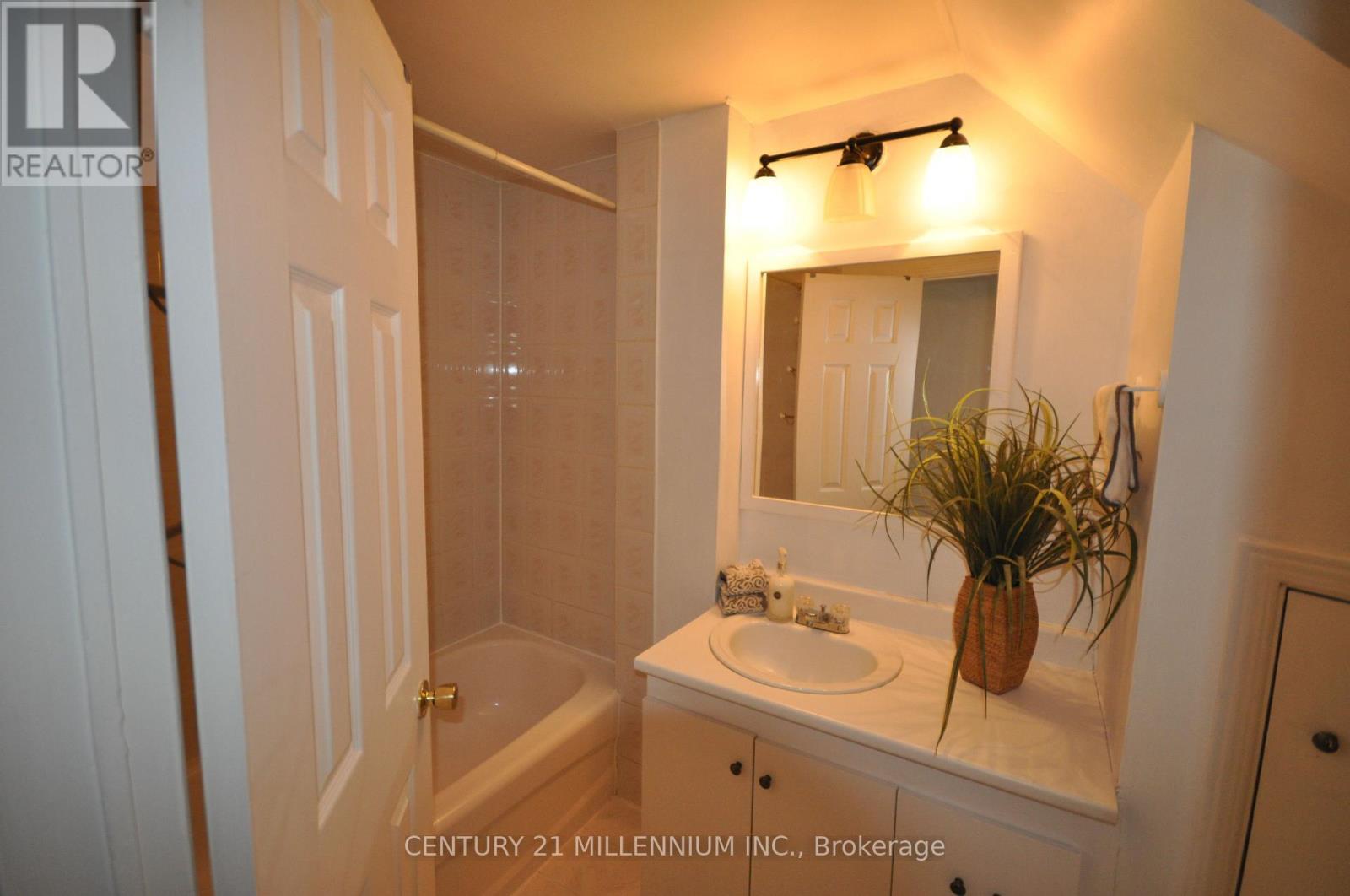 30 Corby Crescent, Brampton, Ontario  L6Y 1H1 - Photo 10 - W12504370