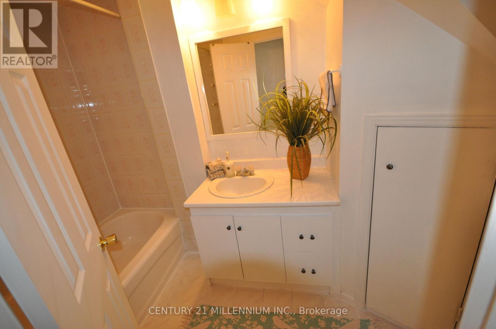 30 Corby Crescent, Brampton, Ontario  L6Y 1H1 - Photo 11 - W12504370