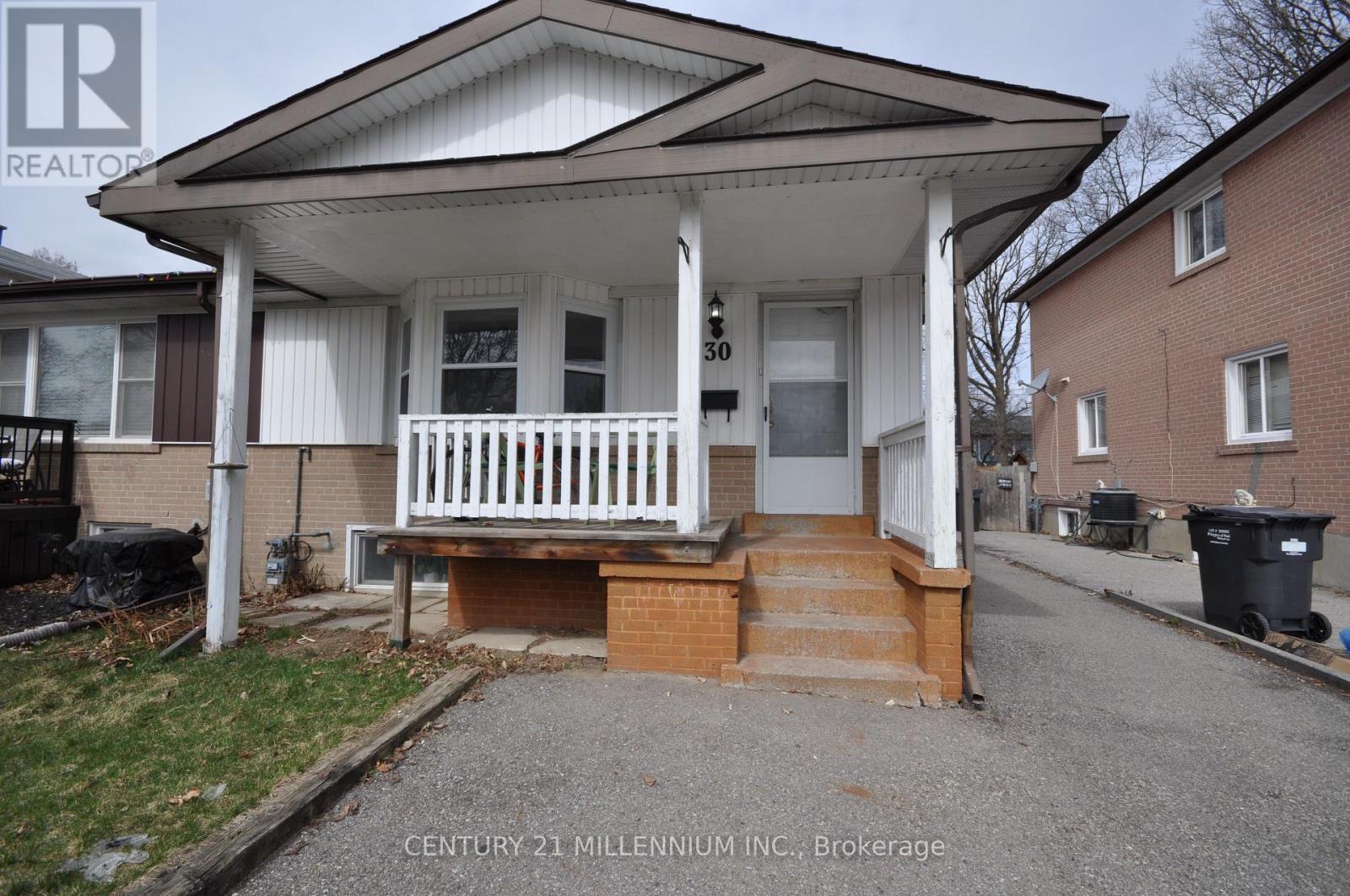 30 Corby Crescent, Brampton, Ontario  L6Y 1H1 - Photo 2 - W12504370