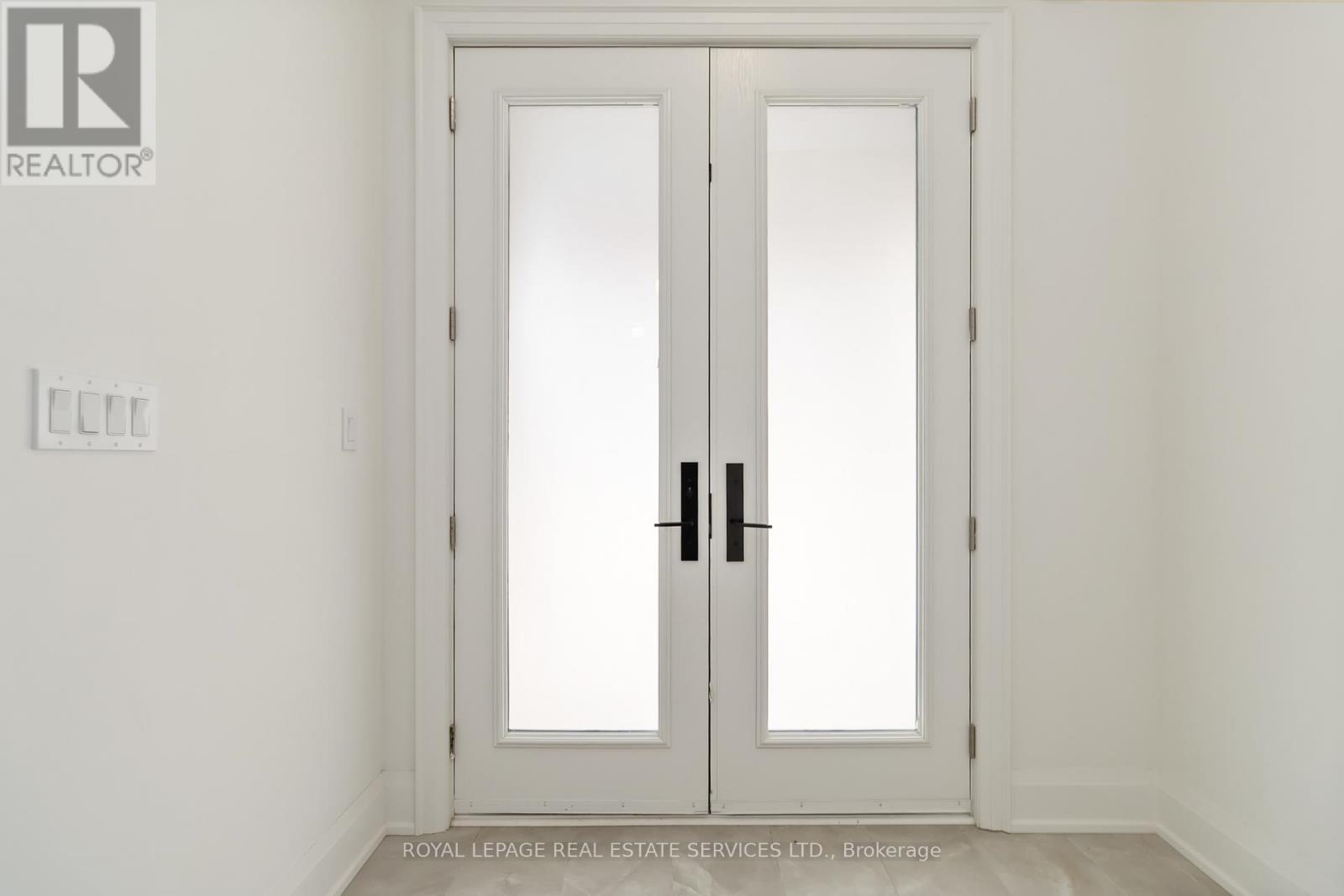 3303 Taha Gardens, Oakville, Ontario  L6M 5R9 - Photo 3 - W12504384