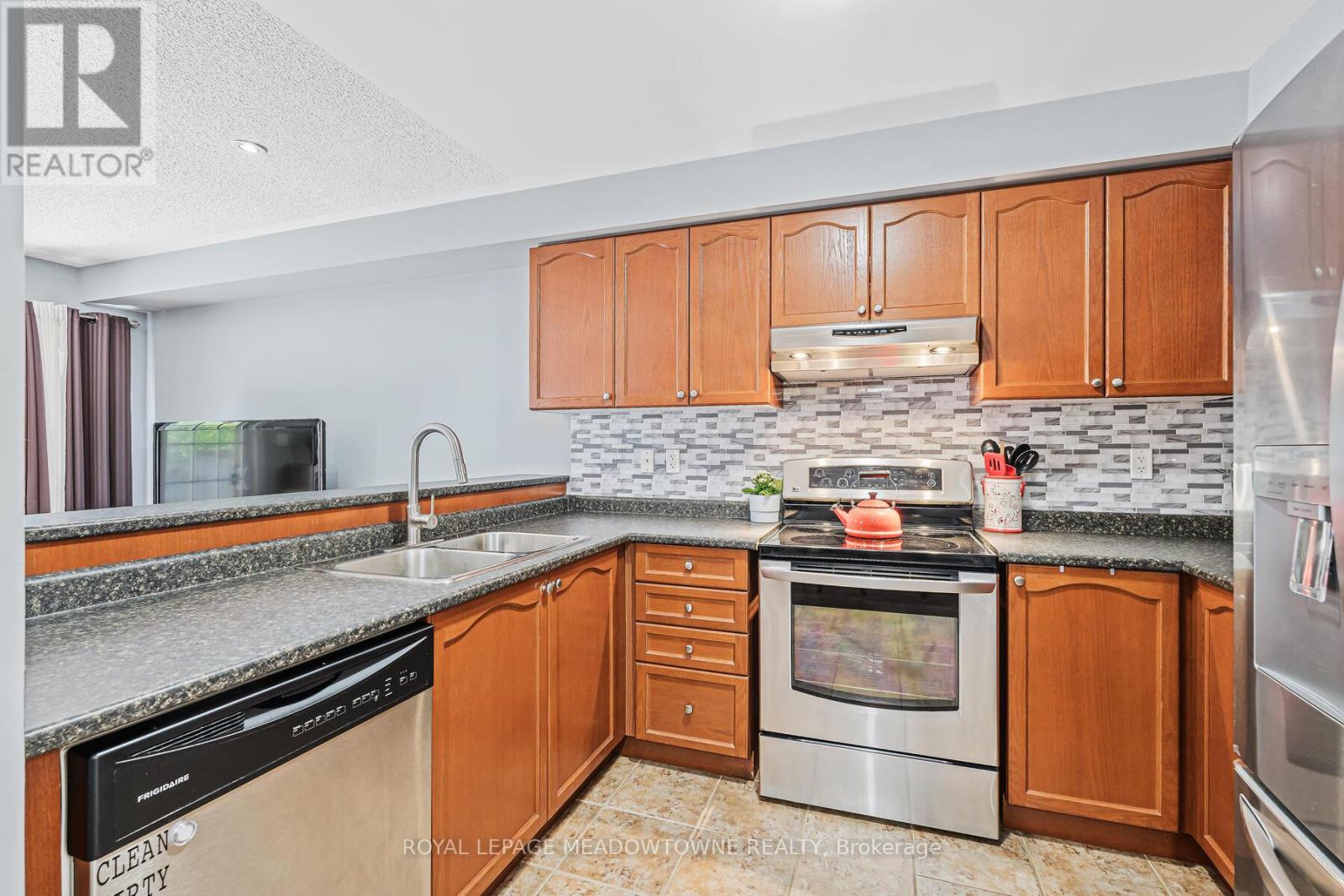 11 - 102 Cedarbrook Road, Brampton, Ontario  L6R 0W4 - Photo 10 - W12504422