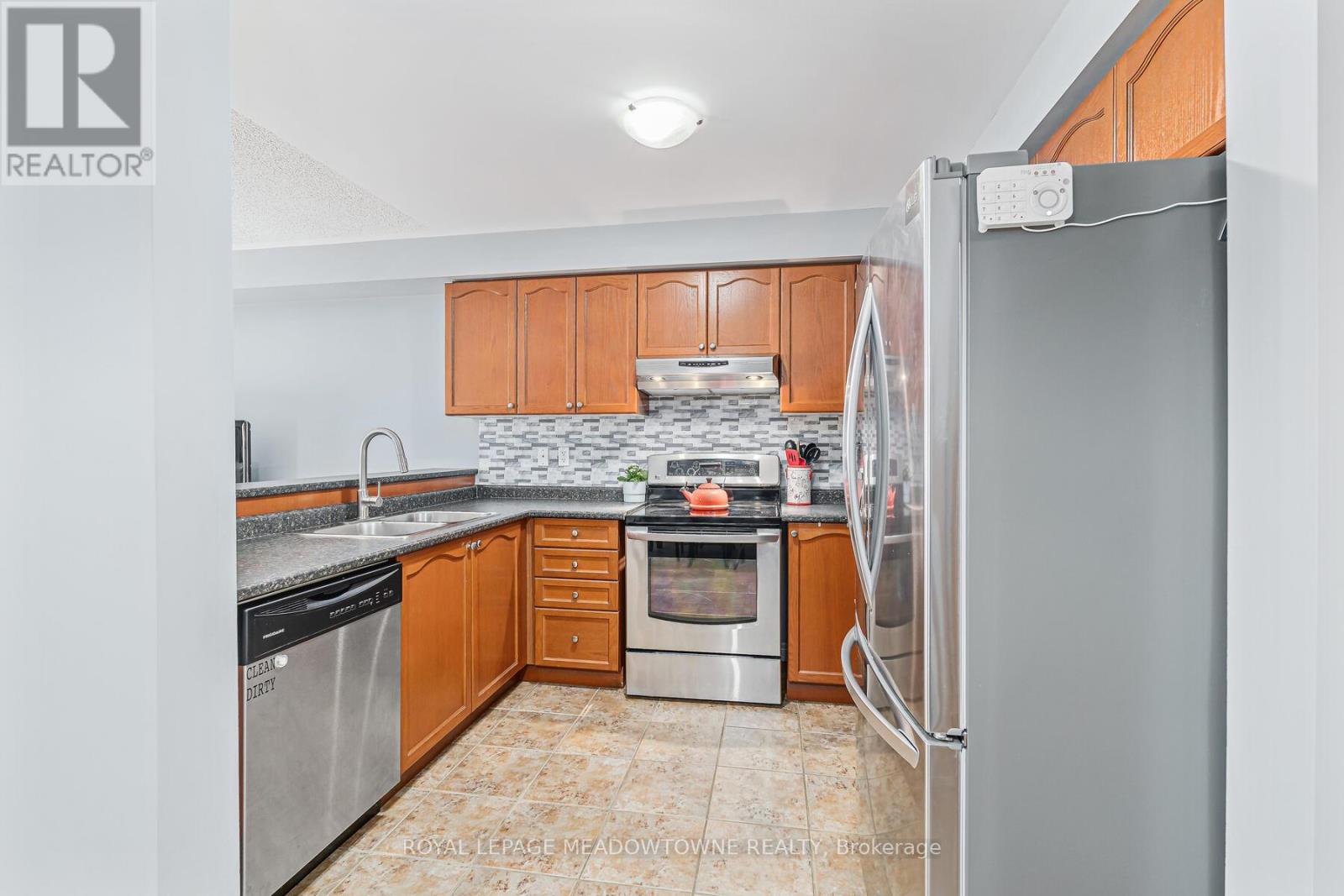 11 - 102 Cedarbrook Road, Brampton, Ontario  L6R 0W4 - Photo 8 - W12504422