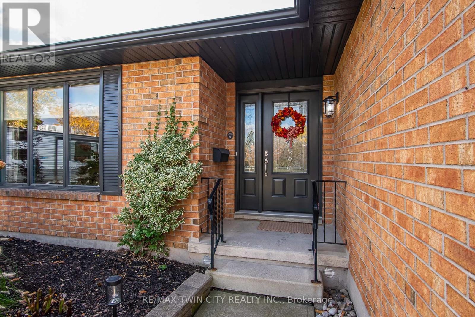 491 Appledale Crescent, Waterloo, Ontario  N2T 1V5 - Photo 3 - X12504234