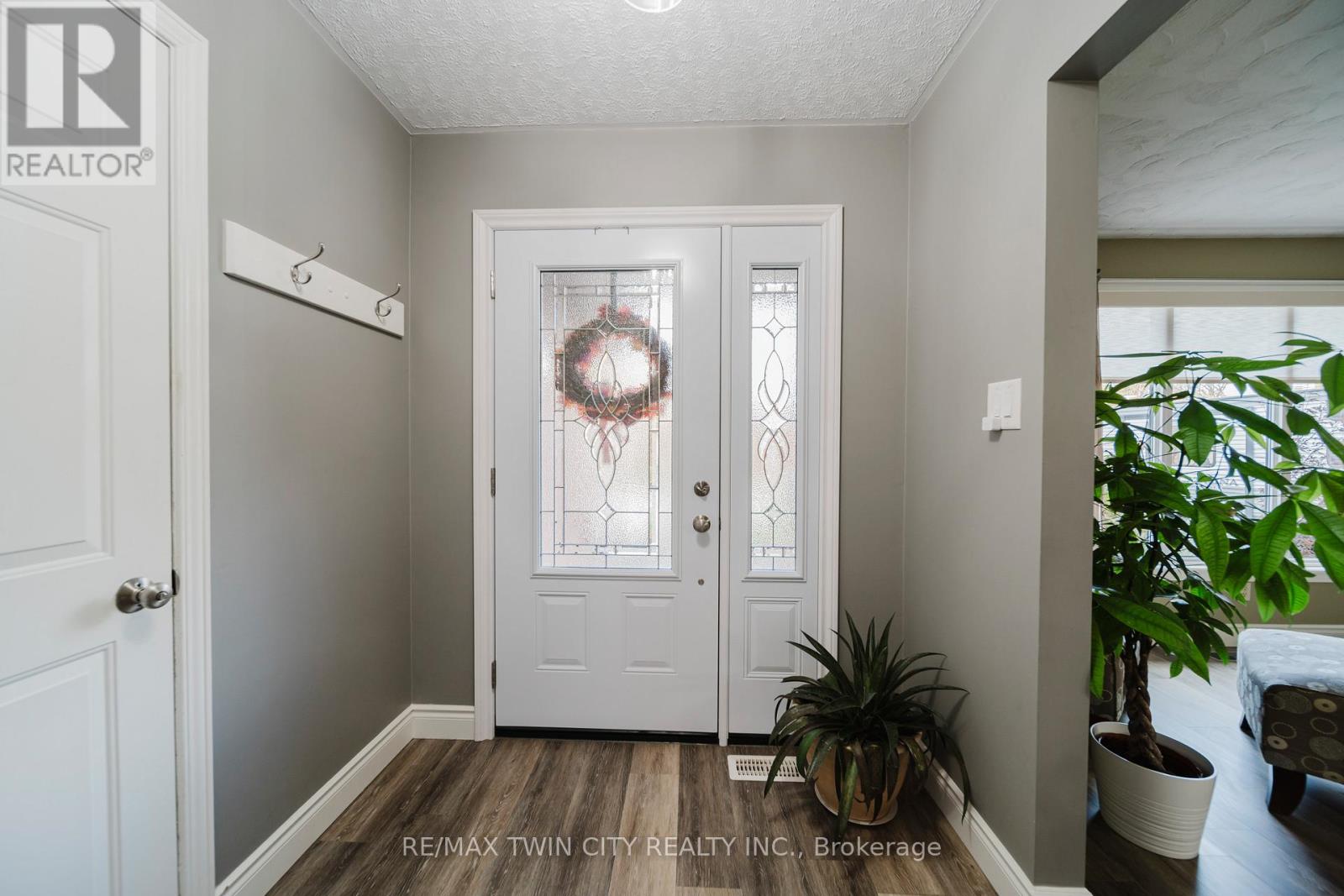 491 Appledale Crescent, Waterloo, Ontario  N2T 1V5 - Photo 4 - X12504234