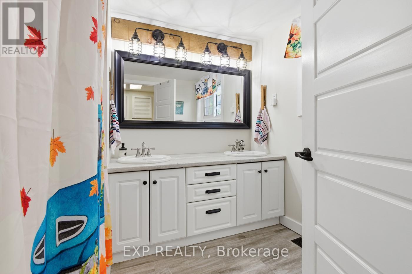 9043 Ridge Road, Niagara Falls, Ontario  L3B 5N7 - Photo 13 - X12504300