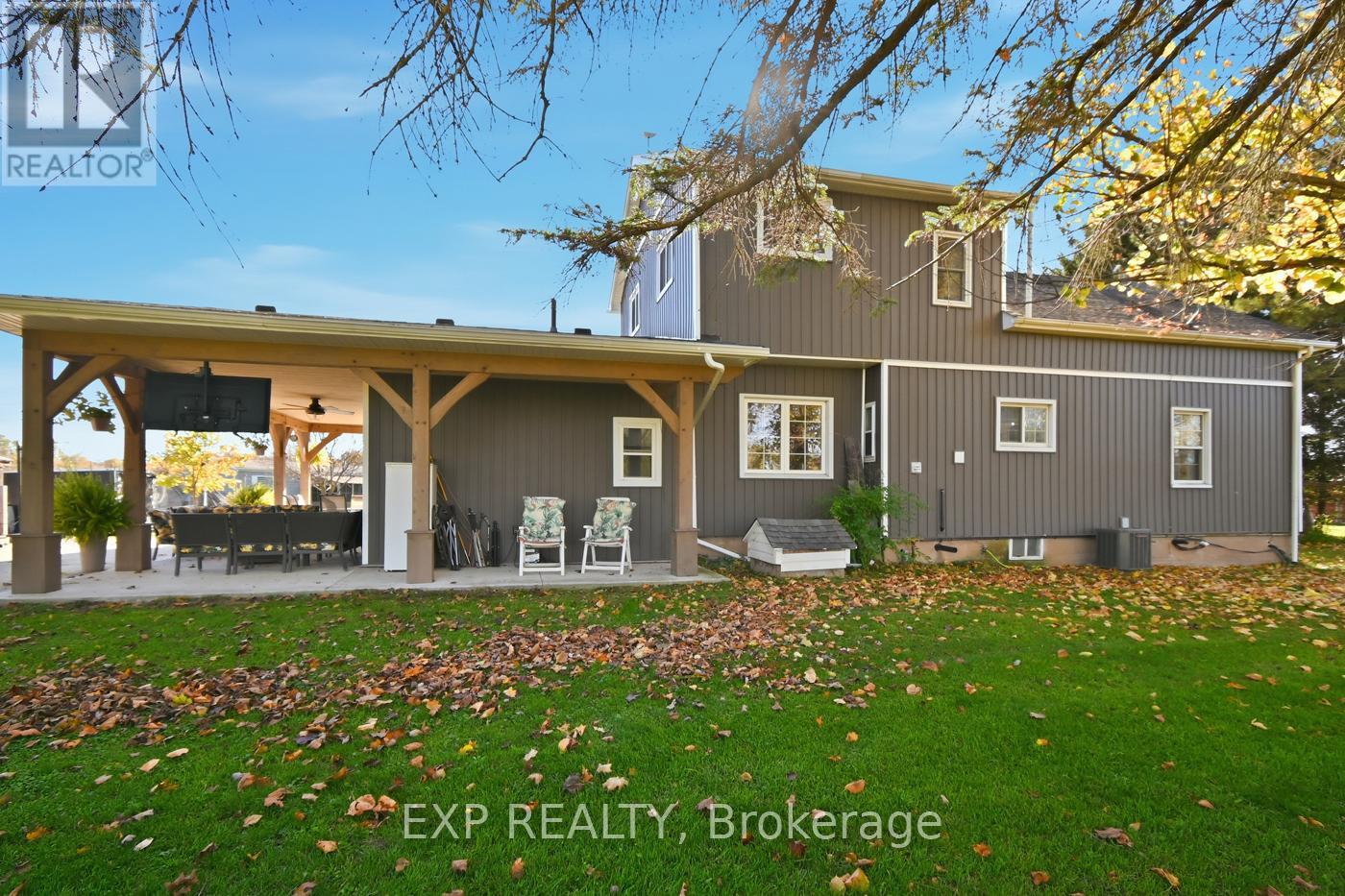 9043 Ridge Road, Niagara Falls, Ontario  L3B 5N7 - Photo 3 - X12504300