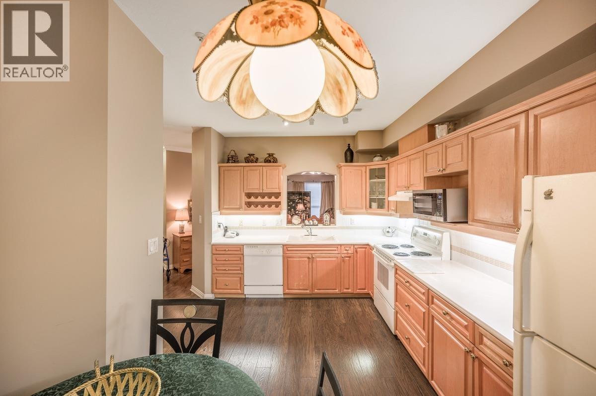 320 3098 Guildford Way, Coquitlam, British Columbia  V3B 7W8 - Photo 6 - R3064001