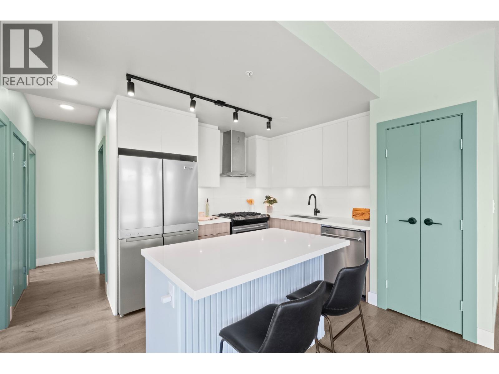 202 3602 Aldercrest Drive, North Vancouver, British Columbia  V7G 0A2 - Photo 3 - R3064064