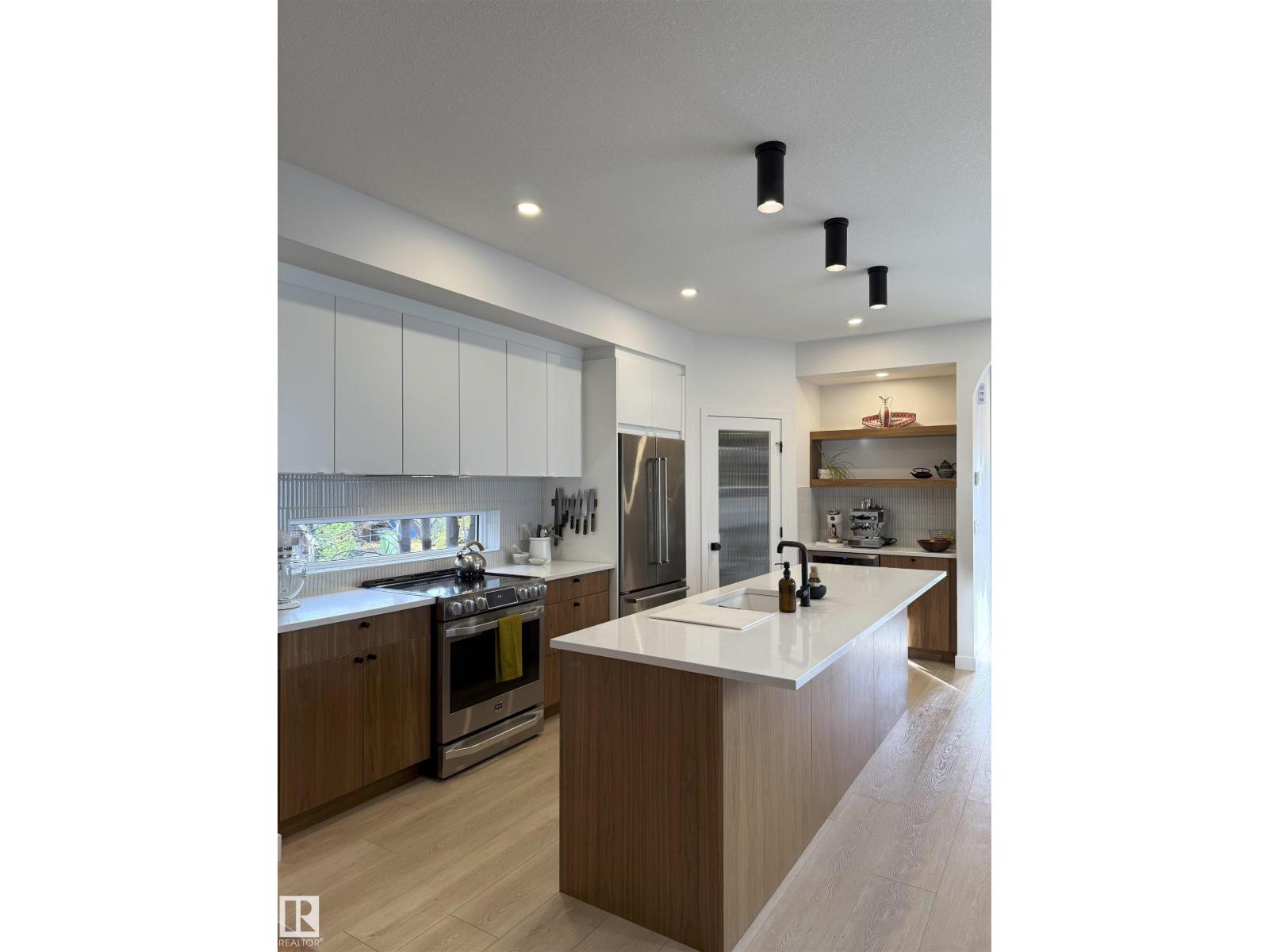 Property at 11211 61 ST NW image 4