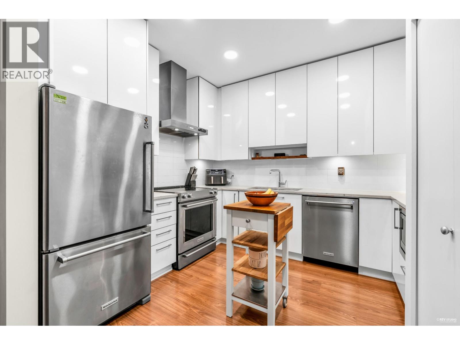 201 5460 Broadway, Burnaby, British Columbia  V5B 0B4 - Photo 2 - R3064004