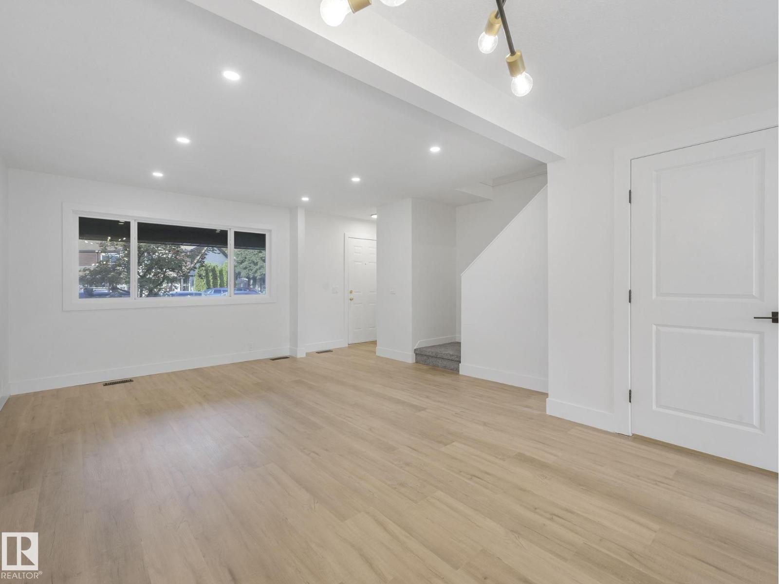 #10 13833 30 St Nw, Edmonton, Alberta  T5Y 2B2 - Photo 3 - E4462352