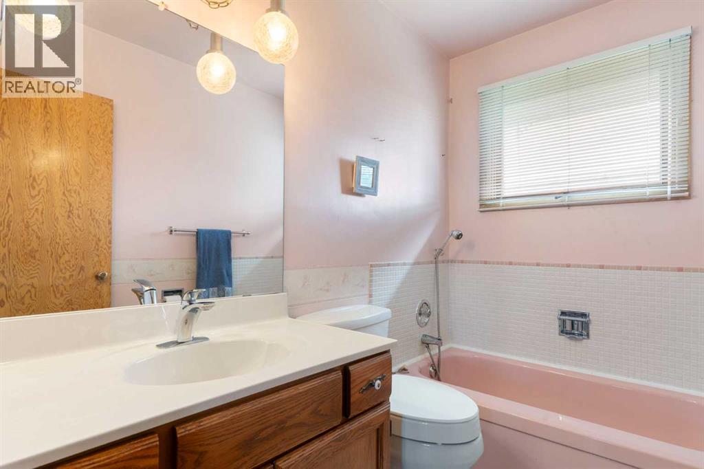 16 Chatham Drive Nw, Calgary, Alberta  T2L 0Z5 - Photo 17 - A2250264