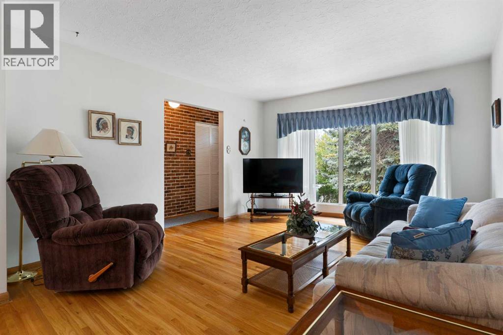 16 Chatham Drive Nw, Calgary, Alberta  T2L 0Z5 - Photo 4 - A2250264