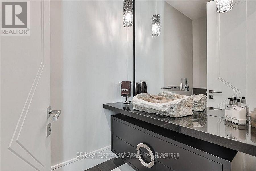 2250 Chancery Lane W, Oakville, Ontario  L6J 6A3 - Photo 18 - W12461399