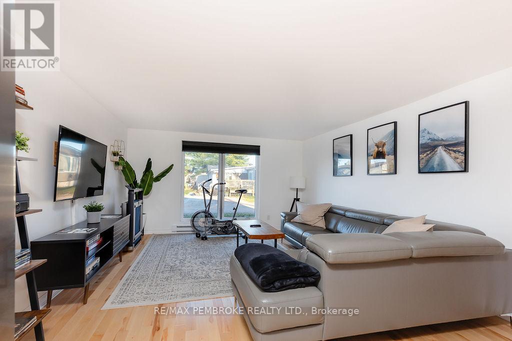 106 Pinehurst Estates, Petawawa, Ontario  K8H 2H2 - Photo 10 - X12504588