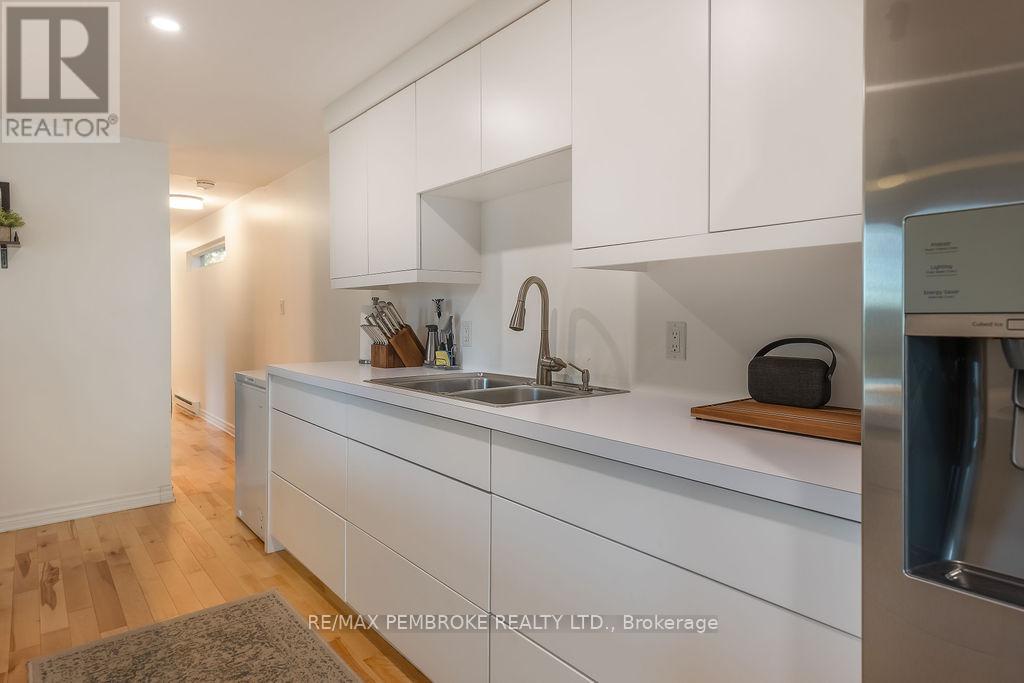 106 Pinehurst Estates, Petawawa, Ontario  K8H 2H2 - Photo 11 - X12504588