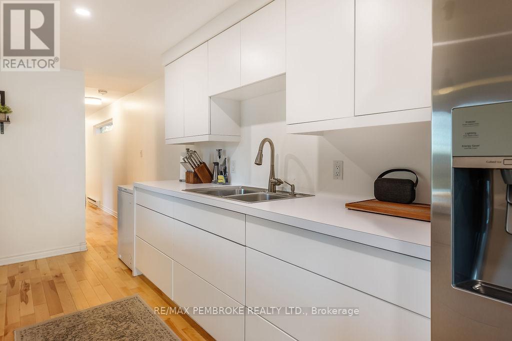 106 Pinehurst Estates, Petawawa, Ontario  K8H 2H2 - Photo 16 - X12504588